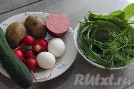 Подготовить продукты для приготовления окрошки с щавелем на кефире. Предварительно отварить картошку в кожуре (в течение минут 25-30 с начала закипания воду) и яйца (на варку потребуется после закипания воды минут 9-10), затем остудить их и непосредственно перед приготовлением окрошки очистить. Щавель, зелёный лук и укроп вымыть и обсушить.