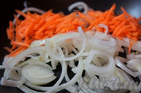 Лук нарезать полукольцами, морковь натереть на терке. Добавить к овощам немного растительного масла и пассировать их 2-3 минуты на среднем огне.