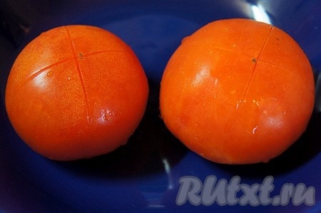 На помидорах сделать надрезы и опустить их в кипяток на 2-3 минуты. Затем удалить кожуру и нарезать мелким кубиком.