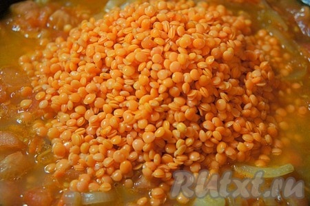 Добавить к овощам чечевицу, мясной бульон, соль, перемешать, тушить ещё 2 минуты.