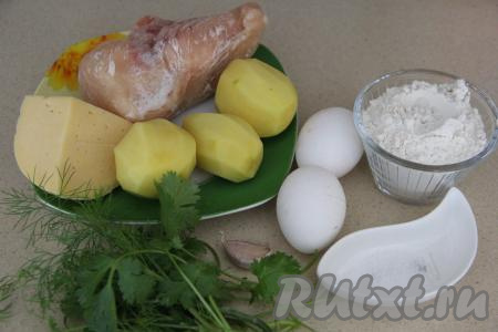 Подготовить продукты для приготовления картофельной запеканки с курицей на сковороде. Картошку почистить. Зелень вымыть и обсушить.