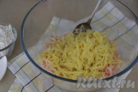 Затем на той же тёрке натереть картошку и добавить к курице.