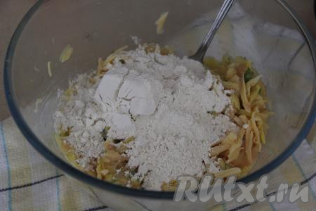 Всыпать муку, перемешать, должна получиться в меру густая курино-картофельная масса.