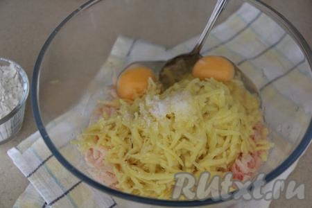 Вбить в миску сырые яйца и всыпать соль по вкусу. 