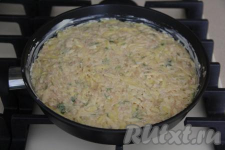 Выложить курино-картофельную массу в сковороду, слегка утрамбовать.