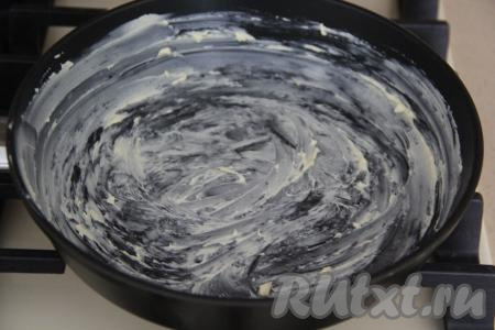 Сковороду (я готовила на сковороде диаметром 22 сантиметра) обильно смазать сливочным маслом.