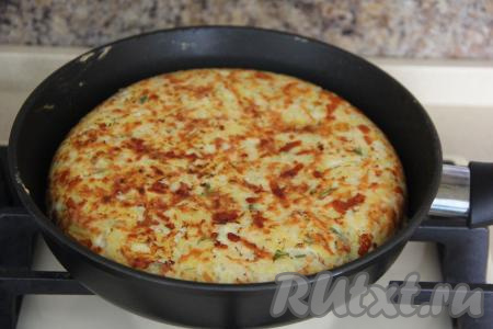 Накрыть сковороду крышкой и поставить на медленный огонь. Готовить с одной стороны, примерно, 10-15 минут. Затем перевернуть запеканку и жарить с другой стороны ещё минут 15, тоже под крышкой. Удобно переворачивать, воспользовавшись подходящей по размеру тарелкой, перевалив запеканку на тарелку, а потом аккуратно вернуть запеканку на сковороду.