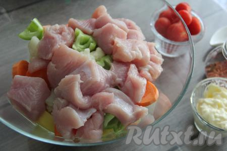 Филе индейки вымыть, немного обсушить, нарезать на средние кусочки и добавить в миску к овощам.