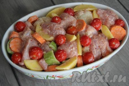 По прошествии часа переложить овощи с индейкой в жаропрочную форму. Выложить сверху помидоры черри. Если будете использовать обычные помидоры, то предварительно нарежьте их на дольки. Накрыть форму фольгой и запекать филе индейки с овощами в разогретой духовке минут 30 при температуре 200 градусов. Затем снять фольгу и запекать ещё 30 минут (до румяности).