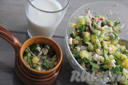 Разложить получившуюся смесь овощей по порционным тарелкам, залить кефиром (по желанию, можно разбавить&nbsp;кефир водой в соотношении один к одному). Добавляя кефир порционно в тарелки, вы можете, в зависимости от вкусовых предпочтений, делать окрошку более или менее густой.