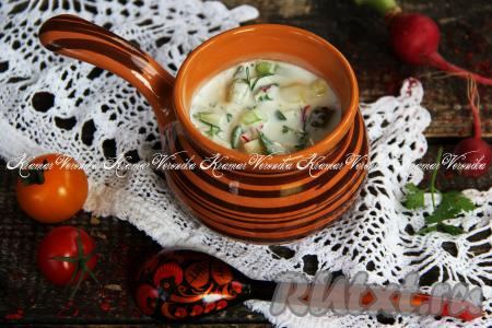 Вот такую аппетитную, сытную и очень вкусную окрошку, замешанную на кефире, можно приготовить без добавления колбасы и мяса. Угощайтесь!