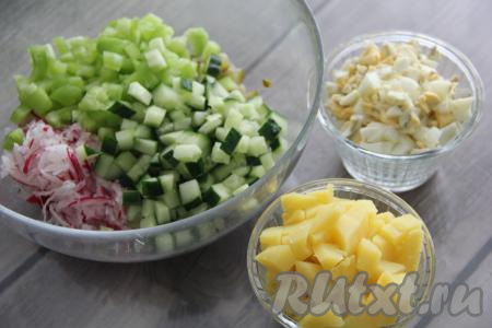 Картошку и яйца почистить и нарезать на кубики.