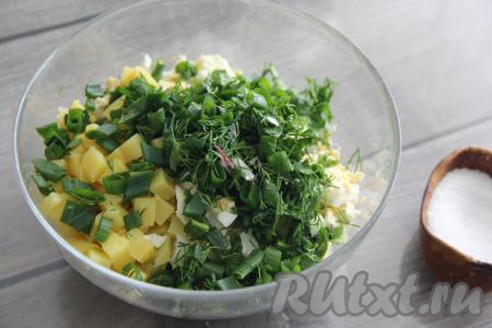 Соединить в миске картошку, редиску, огурцы, яйца и болгарский перец, добавить нарезанную зелень, посолить по вкусу и перемешать.