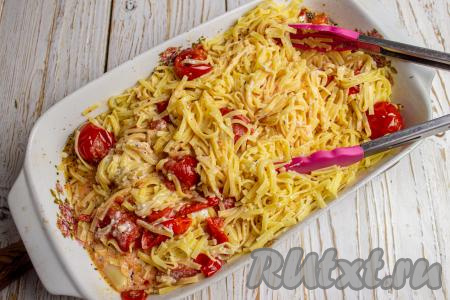 Перемешайте пасту с черри и фетой, по необходимости, подсолите и поперчите.