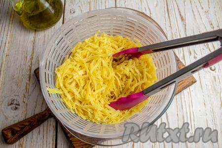 Пока помидоры и сыр запекаются, отварите пасту, для этого в кастрюлю с кипящей подсоленной водой выложите пасту и варите её в течение времени, указанного в инструкции на упаковке макаронных изделий, которые вы готовите (обычно на отваривание пасты уходит 7-9 минут). Готовую пасту откиньте на сито.