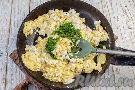 По желанию, можете добавить вымытый и мелко нарезанный укроп, ещё раз перемешайте.