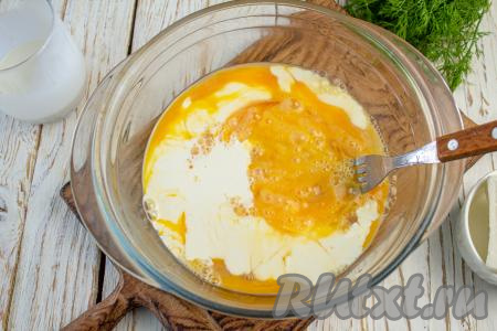 Влейте к яйцам молоко и перемешайте.