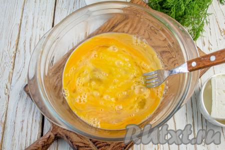 В подходящую посуду вбейте куриные яйца и перемешайте их вилкой (или венчиком), чтобы соединились желток и белок. Солить пока не стоит. Соль рекомендую добавлять, при необходимости, в зависимости от солёности брынзы.