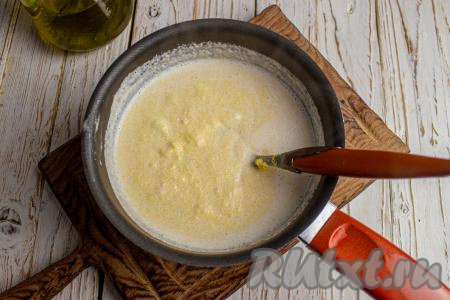 После того как положите всю крупу, убавьте огонь до минимума и варите 10-15 минут, не перемешивая.