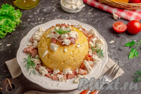 Для подачи переложите горячую кашу в подходящую мисочку, смазав её предварительно растительным (или сливочным маслом), утрамбуйте, накройте миску тарелкой и переверните кашу на тарелку, снимите мисочку. Такой способ подачи простой и красивый, банош получается сферической формы. Но так делать необязательно, можно просто выложить готовую кашу на тарелку. Банош по-закарпатски присыпать обжаренным беконом, сверху раскрошить брынзу и подать наивкуснейшее блюдо к столу.