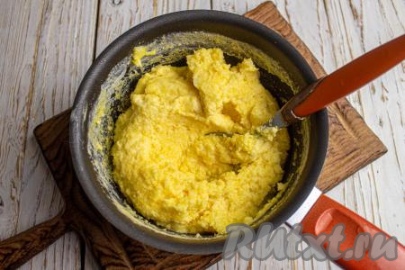 Готовый банош снимите с плиты.