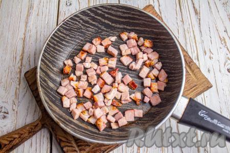 На сухую сковороду (масло я не добавляла) выложите бекон (или сало) и при небольшом нагреве вытопите весь жир, а затем поджарьте бекон (или сало), помешивая. Если будет необходимо, то налейте совсем немного растительного масла.