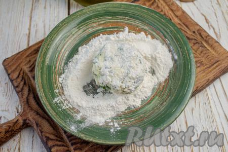 Каждую заготовку сырника со всех сторон обваляйте в муке.