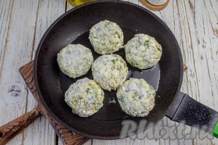 В хорошо разогретую сковороду влейте растительное масло, подождите пока масло нагреется и выкладывайте заготовки сырников. Убавьте нагрев до ниже среднего, накройте сковороду крышкой и готовьте 3-4 минуты (до золотистого оттенка).