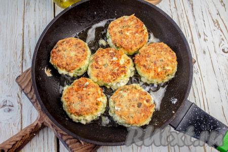 Аккуратно переверните сырники и жарьте со второй стороны под крышкой ещё 3-4 минуты.