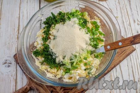 Всыпьте манную крупу (или муку) и перемешайте хорошо творожно-сырную массу.