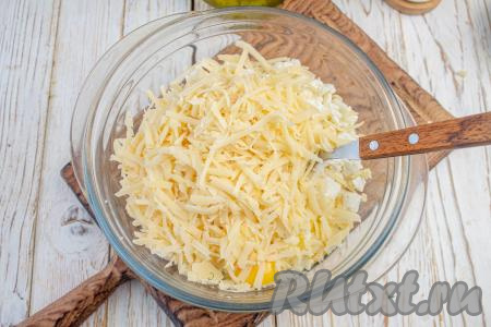 Сыр натрите на тёрке, добавьте к творожной массе.