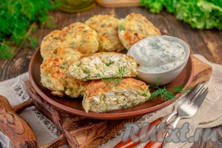 Готовые сырники из творога с сыром и зеленью переложите на бумажное полотенце для удаления лишнего масла. Для подачи я приготовила соус из греческого йогурта, чеснока, укропа, соли и чёрного молотого перца. Попробуйте эти несладкие сырники, они очень вкусные!