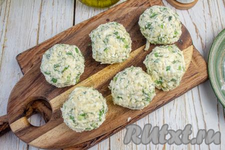 Творожно-сырная масса должна получиться достаточно нежной, но при этом хорошо держать форму при формировании сырников. Консистенцию регулируйте количеством манки (или муки). Из этой массы сформируйте шарики, у меня получилось 8 заготовок сырников среднего размера.