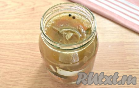 Заливаем кусочки скумбрии с овощами маринадом. Накрываем банку с рыбой крышкой и убираем в холодильник. Маринуем скумбрию с луком и морковью в течение суток.