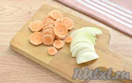 Очищаем морковку с луком. Лук нарезаем на тонкие полукольца, морковку - кружочками.