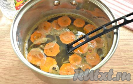 Ковшик ставим на огонь и доводим содержимое до кипения, затем убираем с огня, вливаем уксус, перемешиваем и оставляем маринад остывать.