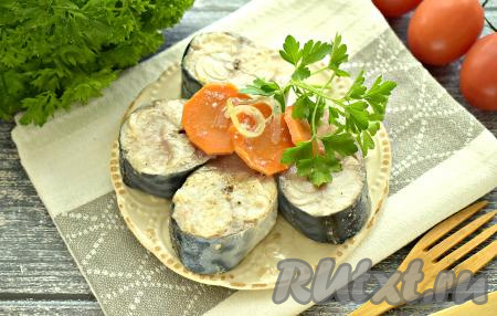 Скумбрия, маринованная с луком и морковью, получается очень вкусной, пряной, аппетитной. Угощайтесь!