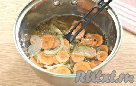 Сюда же выкладываем нарезанные морковку и лук, вливаем 500 миллилитров холодной воды.