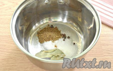 В кастрюльку (или ковшик) всыпаем сахар и соль, добавляем лавровые листья, приправу для маринования рыбы, горошины душистого и чёрного перцев.