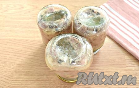 Аккуратно банки с мясом достаём из кастрюли, закручиваем плотно крышками. Переворачиваем баночки с тушёнкой, ставим их на крышки, укутываем со всех сторон пледом и полностью остужаем. Затем убираем банки с домашней тушёнкой из свинины на хранение в холодильник.