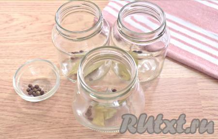 Для приготовления свиной тушёнки я взяла 3 баночки с закручивающимися крышками объёмом по 250 миллилитров. Порции небольшие, но на один раз, чтобы приготовить суп или второе, вполне хватает (открываю одну баночку и сразу её всю использую). Банки желательно предварительно простерилизовать, крышку прокипятить или обдать кипятком. На дно подготовленных баночек кладём по 4 горошины душистого перца и по одному лавровому листу.