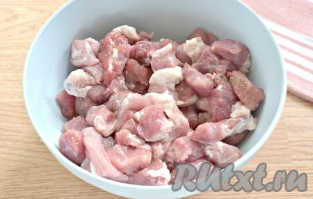 Хорошо перемешиваем кусочки мяса, равномерно распределяя перец с солью.