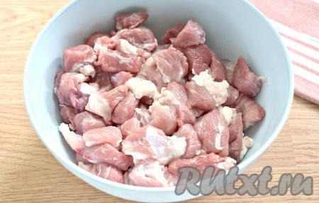 Для приготовления домашней тушёнки я использовала свинину с жирком. Кусок мяса промываем, обсушиваем, нарезаем на небольшие кубики со стороной 3-3,5 сантиметра и перекладываем в объёмную миску.&nbsp;