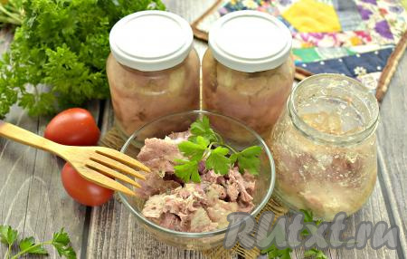 В течение месяца я все баночки с тушёнкой использую, так как делаю небольшое количество. Когда будете готовить блюда с такой тушёнкой, солите их после добавления продукта.