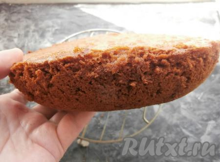 Готовый медовый бисквит оставить в закрытой мультиварке ещё на 15 минут, а затем извлечь, перевернуть, снять пергамент. Бисквит остудить.