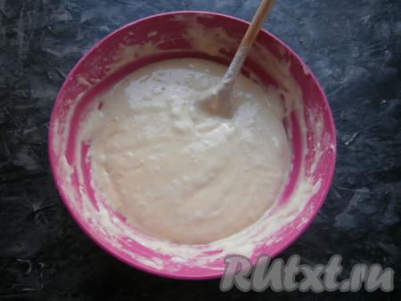 Тесто для медового бисквита должно получится похожим на в меру густую сметану.