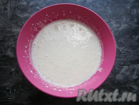 Продолжая взбивать яйца миксером, всыпать частями сахар и взбивать минут 5 (до получения пышной массы и исчезновения крупинок сахара).