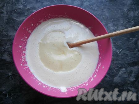 Мёд с содой постепенно ввести в яичную смесь, перемешивая ложкой.