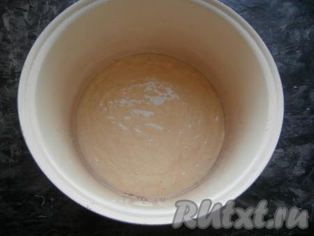 Чашу мультиварки хорошо смазать растительным маслом, на дно поместить пергамент, вылить тесто.