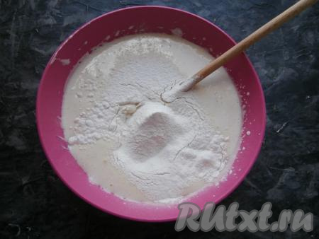 Добавить частями просеянную муку, каждый раз аккуратно её вмешивая в смесь яиц и мёда.